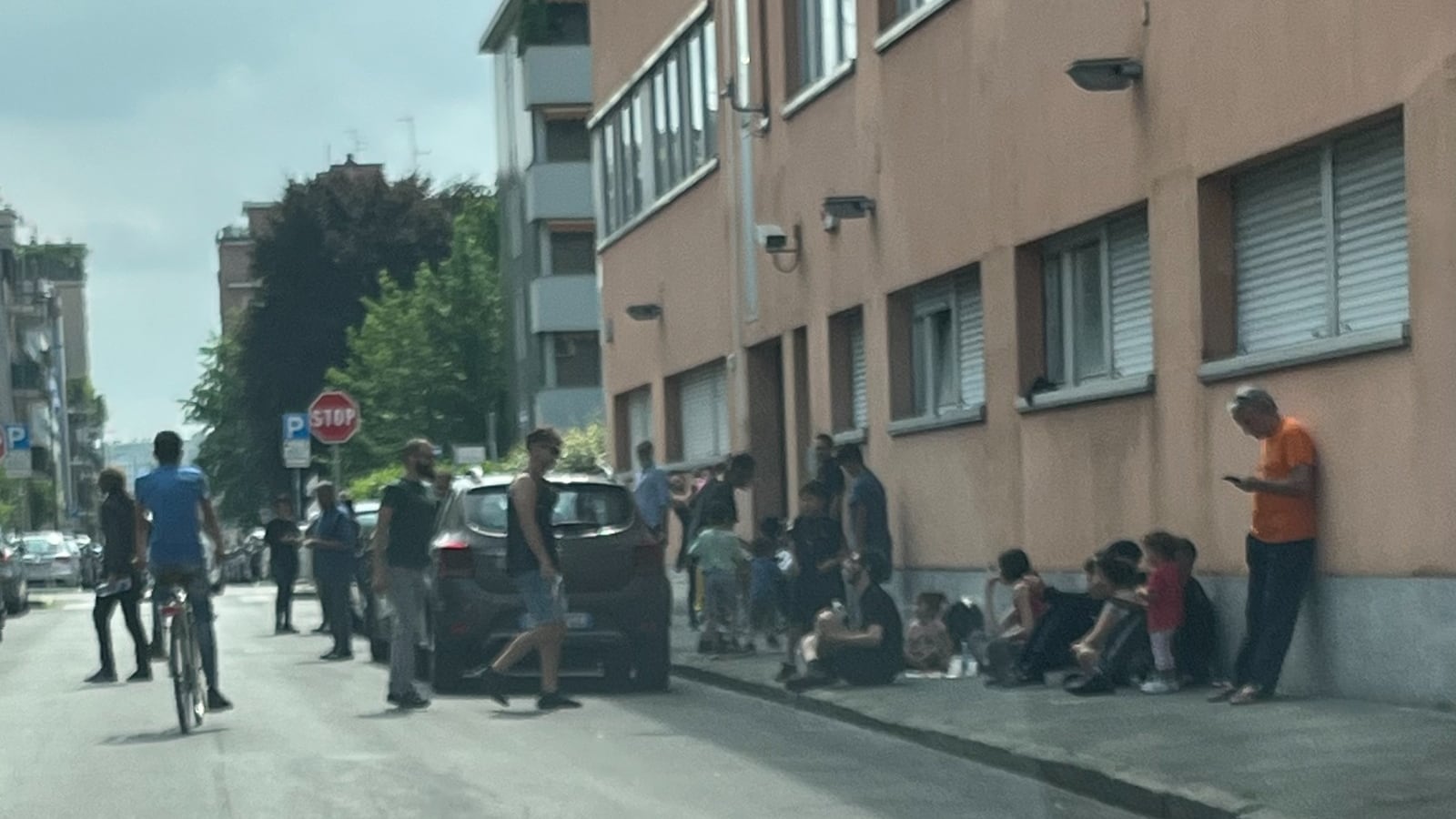 "Subito lo sgombero". I centri sociali e i migranti occupano un nuovo stabile a Milano