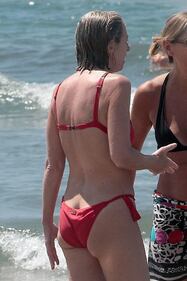 Stefania Giannini paparazzata a Forte dei Marmi 9