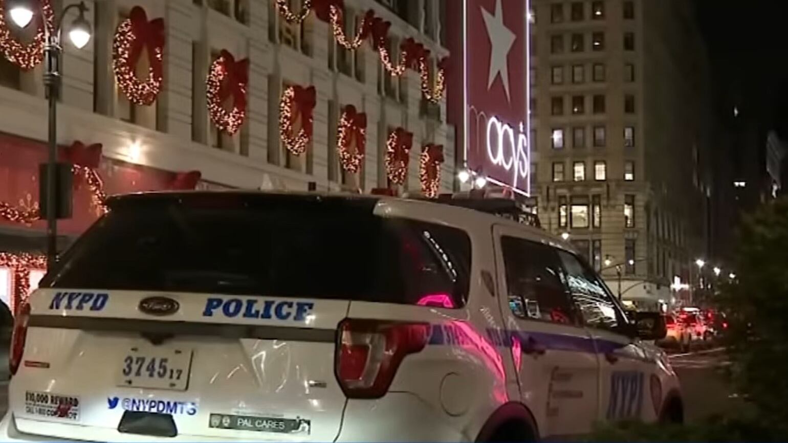 Accoltellata mentre sta cambiando la figlia nel bagno del centro commerciale: salvata dal marito