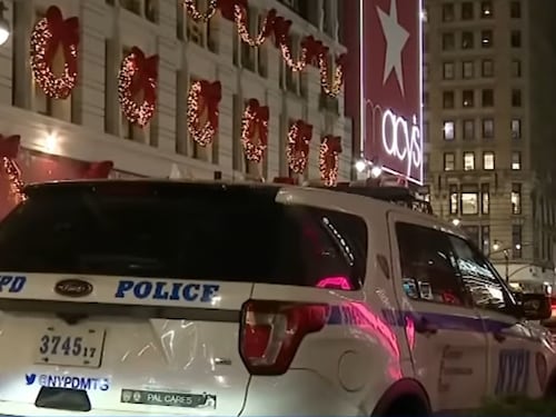 Accoltellata mentre sta cambiando la figlia nel bagno del centro commerciale: salvata dal marito
