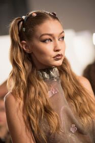 Gigi Hadid a seno nudo per Fendi 28