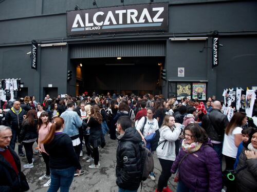 Violenza sessuale choc fuori dall'Alcatraz: cuoco nepalese aggredisce una turista