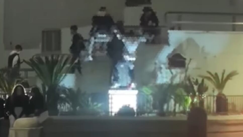 Baby gang profana statua padre Pio: il video choc