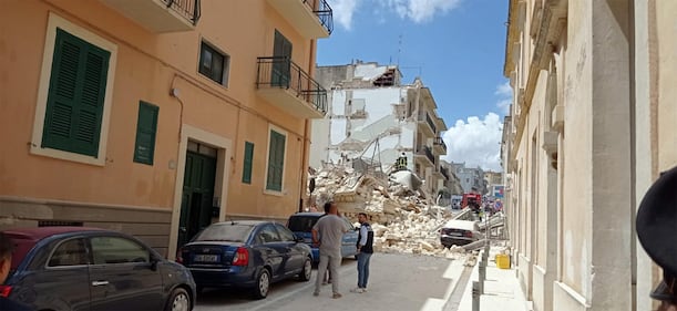 Crolla una palazzina, paura a Matera: sul posto odore di gas 4