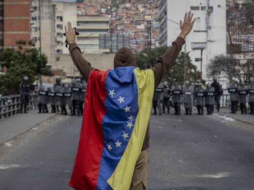 Venezuela, anche il generale dell'aeronautica contro Maduro: "Guaidó è il nostro presidente, difendiamolo"