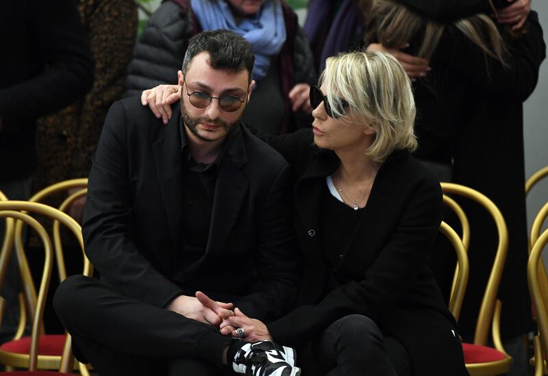 Maria De Filippi e il figlio alla camera ardente di Maurizio Costanzo 5