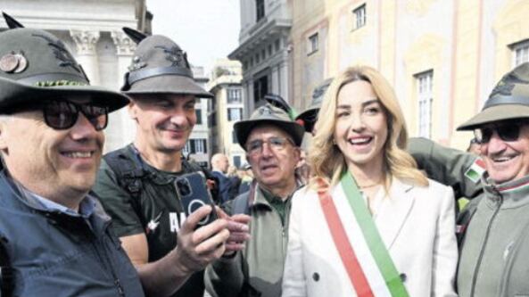 Canti, balli e sfilate. La Salis si smarca dalla sinistra "anti"