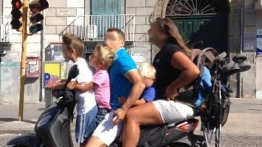 In cinque sullo scooter senza casco. Lo sfogo: "Non siete napoletani"