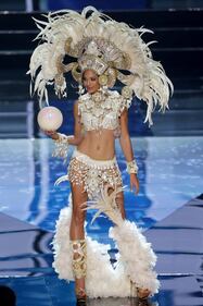 Miss Universo, lo spettacolo dei costumi più belli 3
