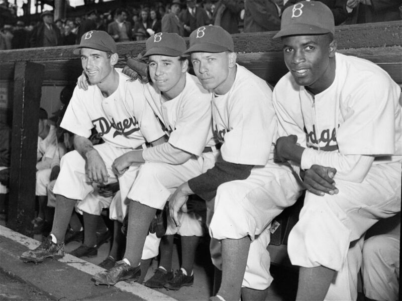 Jackie Robinson coi compagni di squadra nell'aprile del 1947