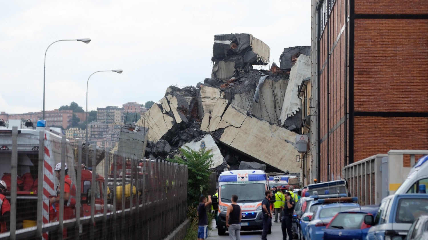 Genova, un testimone: "Ho visto crollare il ponte davanti a me"