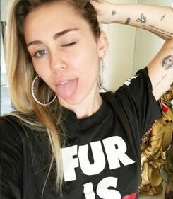 Miley Cyrus e Liam Hemsworth, le foto della coppia  8