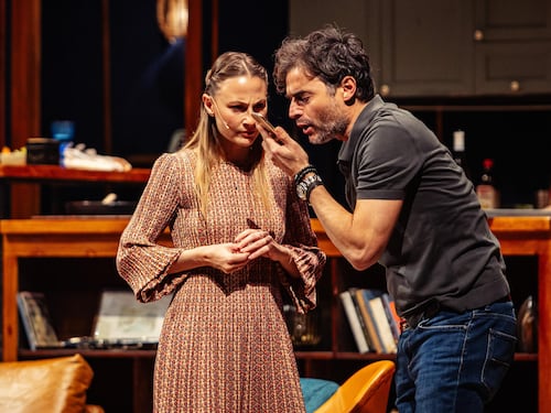 "Perfetti sconosciuti", commedia brillante sull'amore e i tradimenti ai tempi delle sim