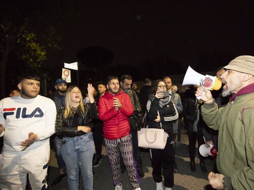Roma, barricate contro i rom. Dai pm accuse di odio razziale