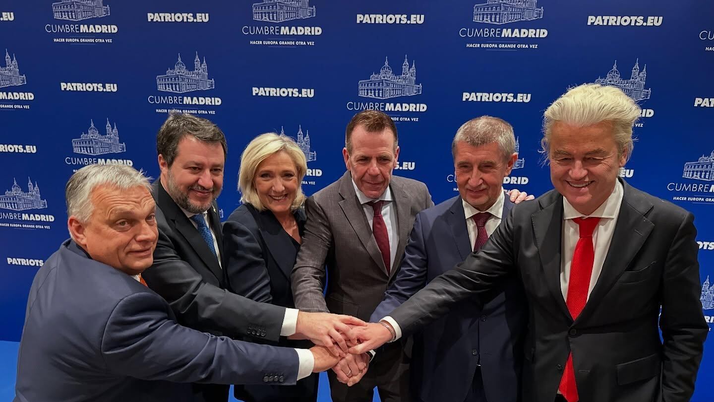 Il "Mega" dei Patrioti celebra Trump e sfida l'Ue. Scontro tra Salvini e il Ppe