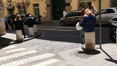 La coda davanti al banco dei pegni di Napoli 3