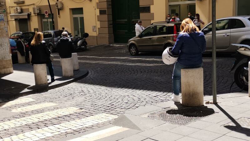 La coda davanti al banco dei pegni di Napoli 3
