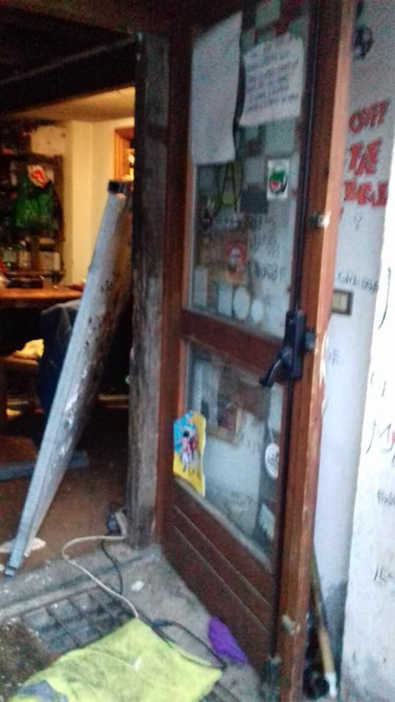 Il blitz delle forze dell'ordine nel rifugio autogestito che ospita i migranti 4