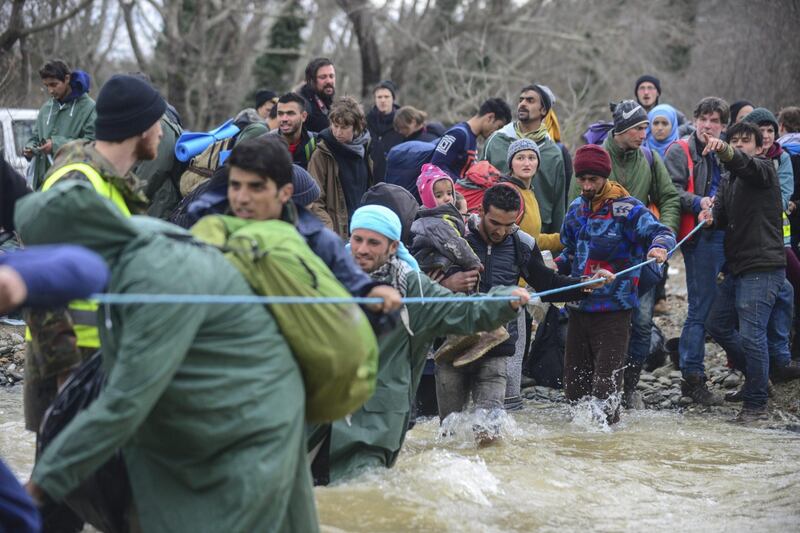 I migranti guadano il fiume tra Grecia e Macedonia 1