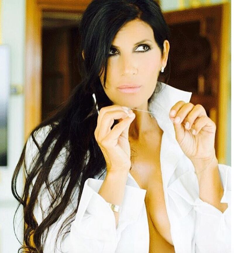 Pamela Prati in topless per la fine dell'estate 7