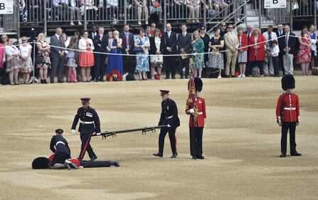Inghilterra: guardia reale inglese sviene durante il "Trooping the Colour" 2