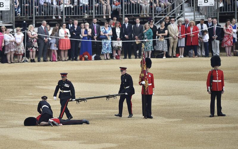 Inghilterra: guardia reale inglese sviene durante il "Trooping the Colour" 2