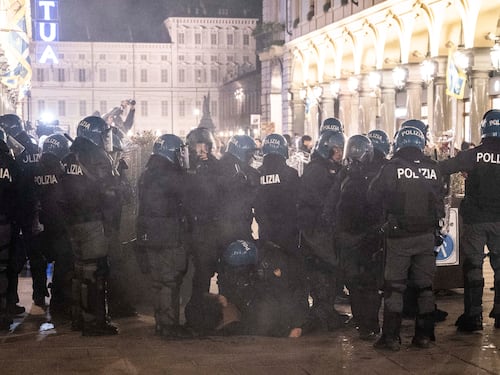 Corteo dei pro Pal a Torino: la convocazione di Askatasuna termina con gli scontri