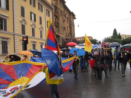 La troppa burocrazia ammazza la libertà: Parigi e Roma a confronto