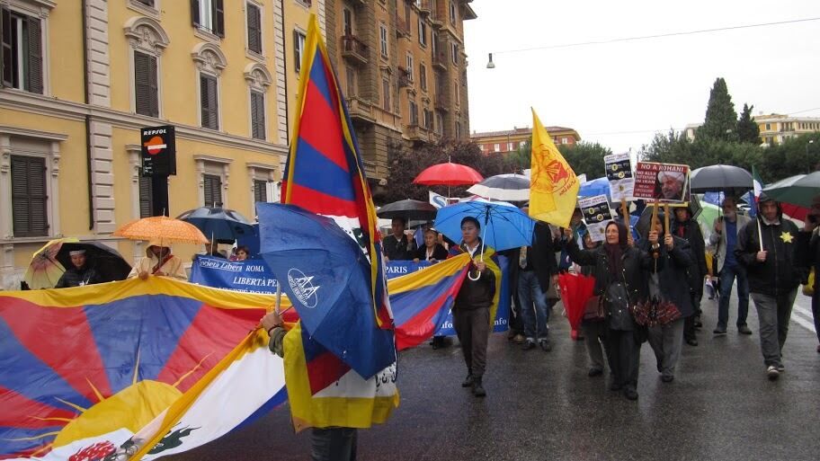 La troppa burocrazia ammazza la libertà: Parigi e Roma a confronto
