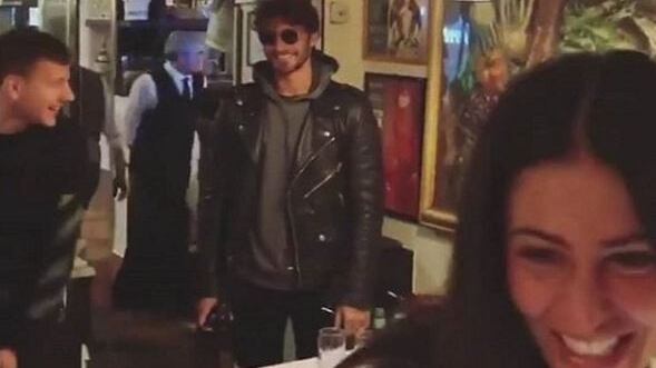 De Martino: "Sono single". Ma alla festa a sorpresa c'è pure l'Ambrosio