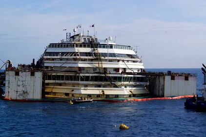 La Concordia torna a galleggiare 1