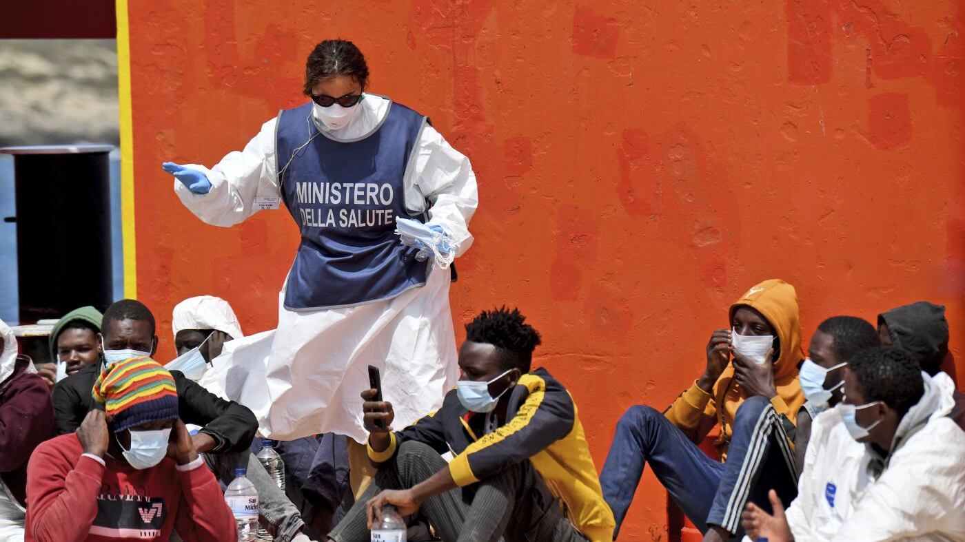 Il Viminale sposta i migranti nelle Regioni del Nord. La Lega: "Non c'è spazio"