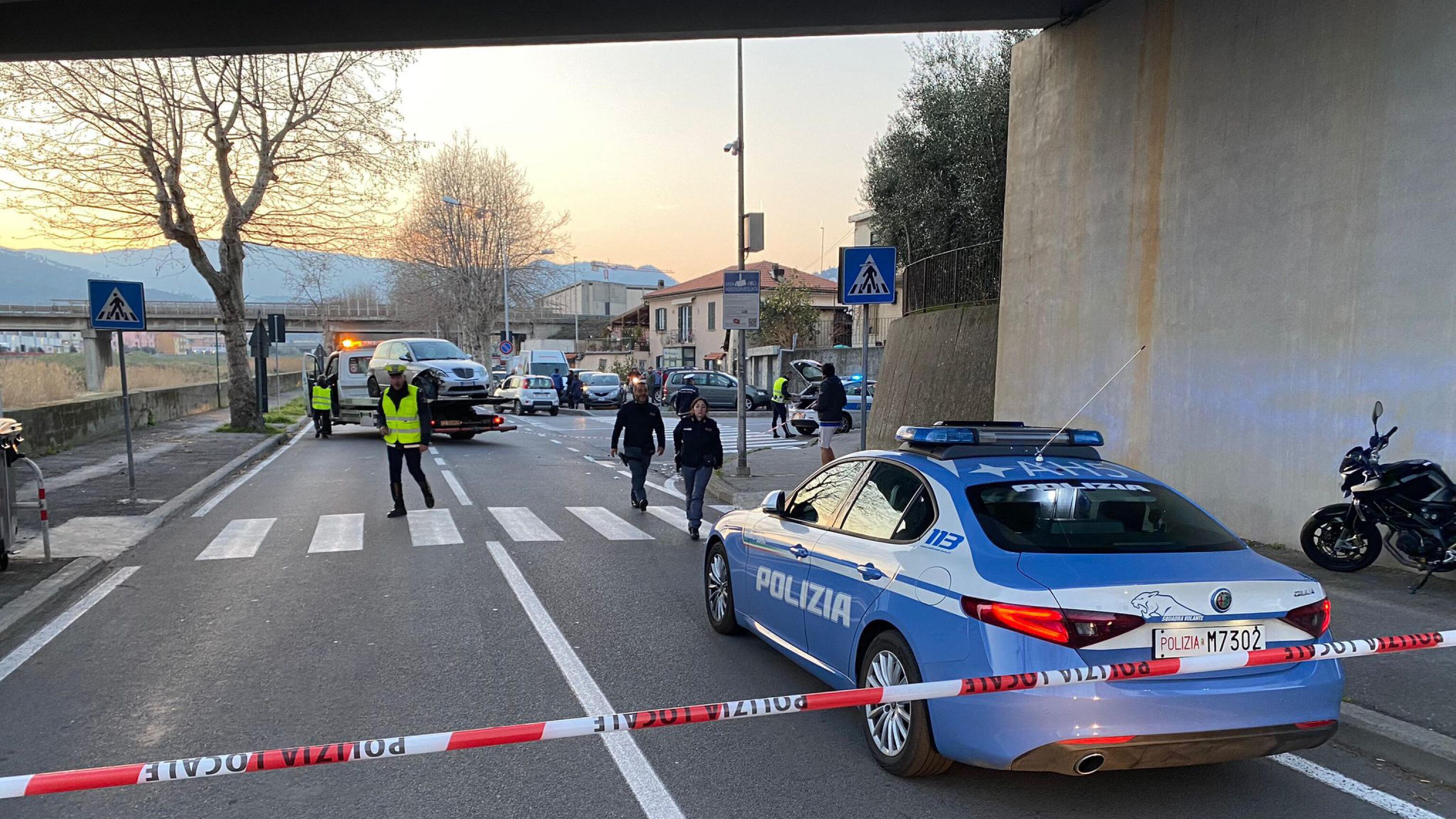 Ladro giù dal viadotto per sfuggire alla polizia. È in gravi condizioni