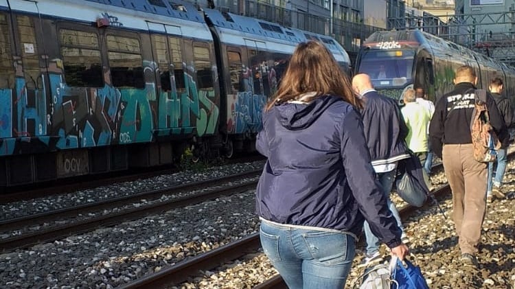 Fumo su un treno della Circumvesuviana, passeggeri in fuga sui binari