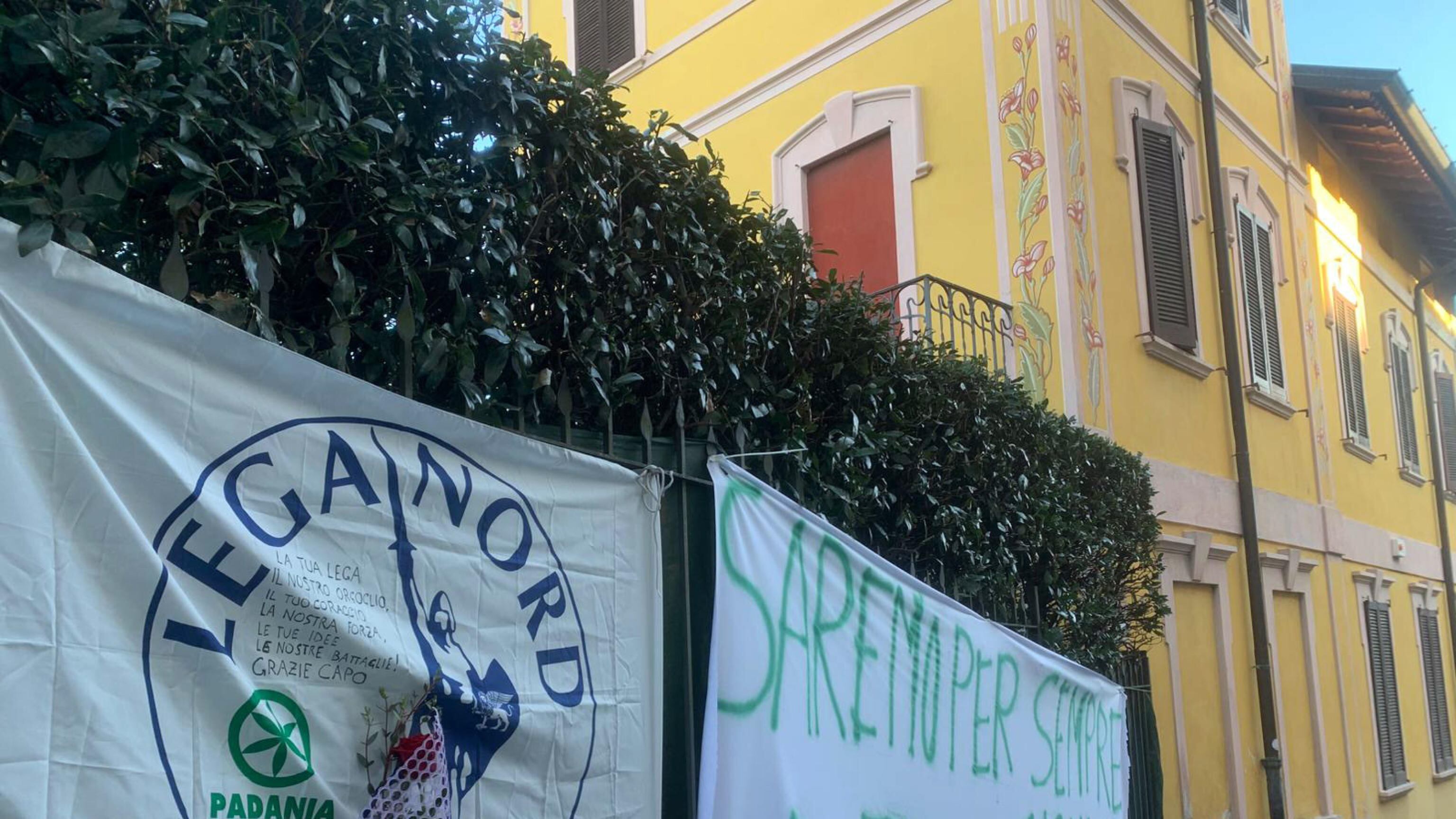 “Saremo per sempre i tuoi giovani padani”. L'omaggio per Bossi a Gemonio