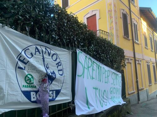 “Saremo per sempre i tuoi giovani padani”. L'omaggio per Bossi a Gemonio