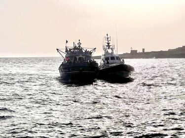 Maxi sbarco a Lampedusa: in 265 su un vecchio pescherecchio 2