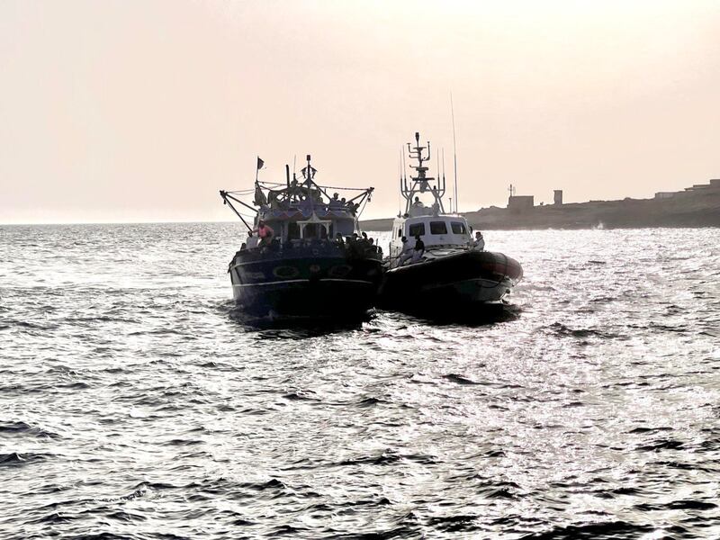 Maxi sbarco a Lampedusa: in 265 su un vecchio pescherecchio 2
