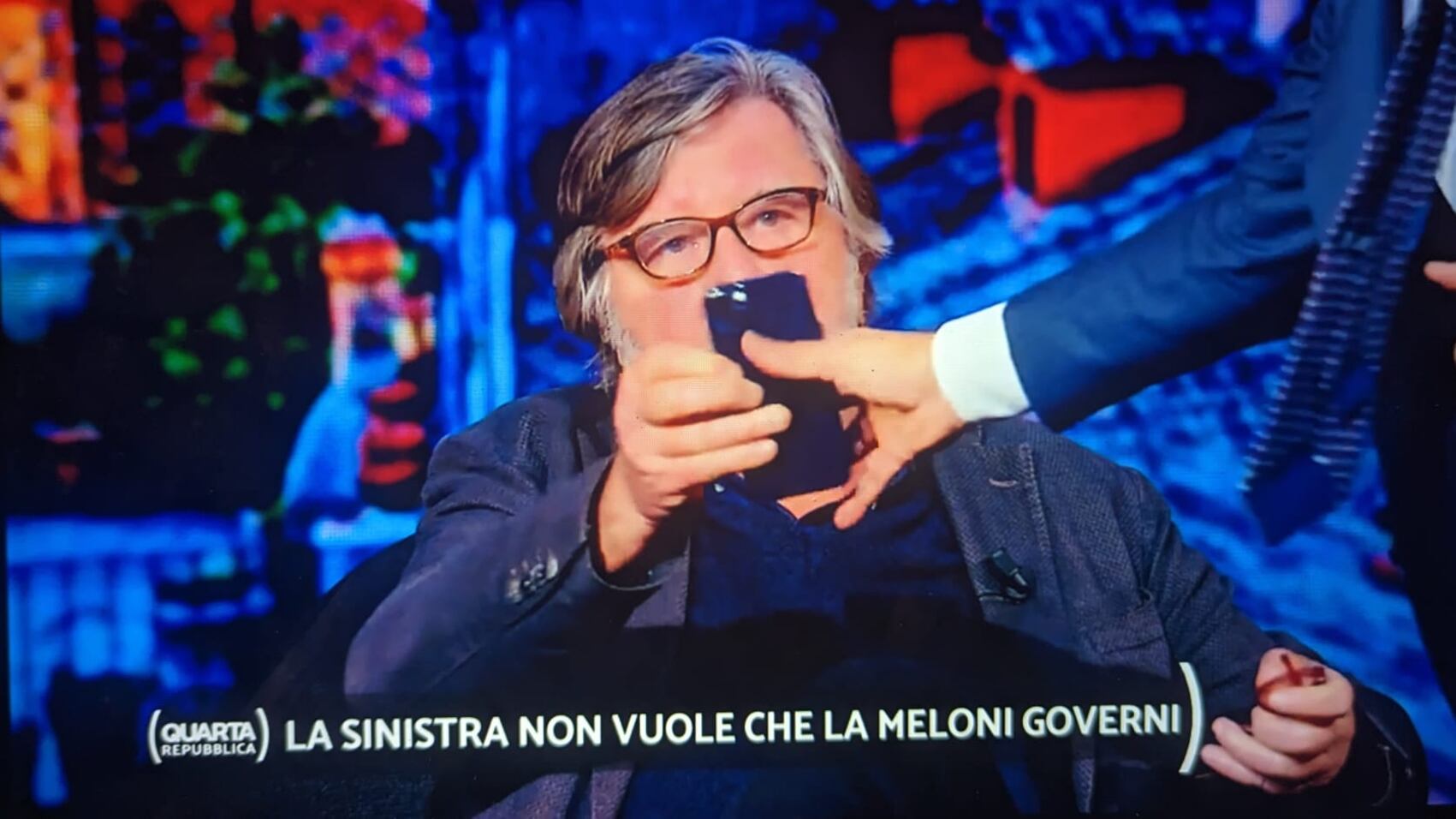 "Mi ha requisito il cellulare". Blitz di Porro in diretta