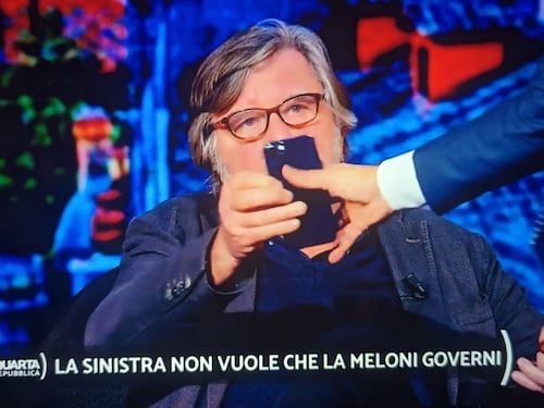 "Mi ha requisito il cellulare". Blitz di Porro in diretta