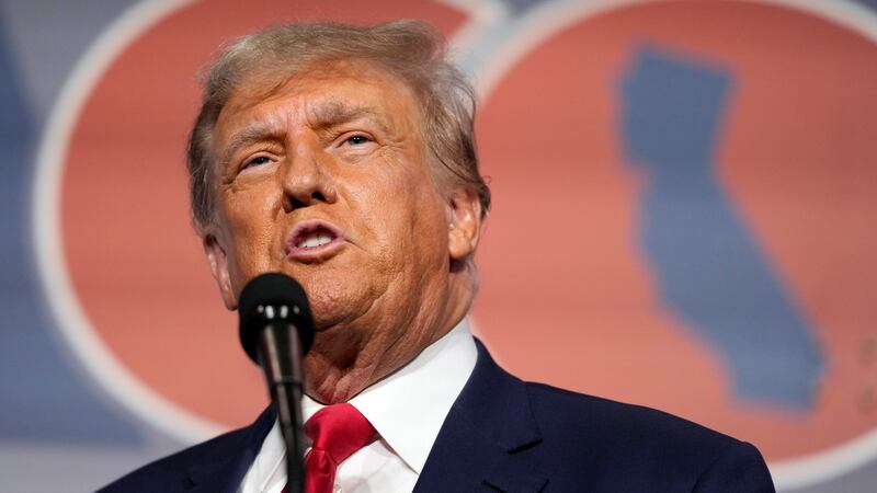Trump in tribunale per l'ex pornostar. E cerca il grande show: "Testimonierò"