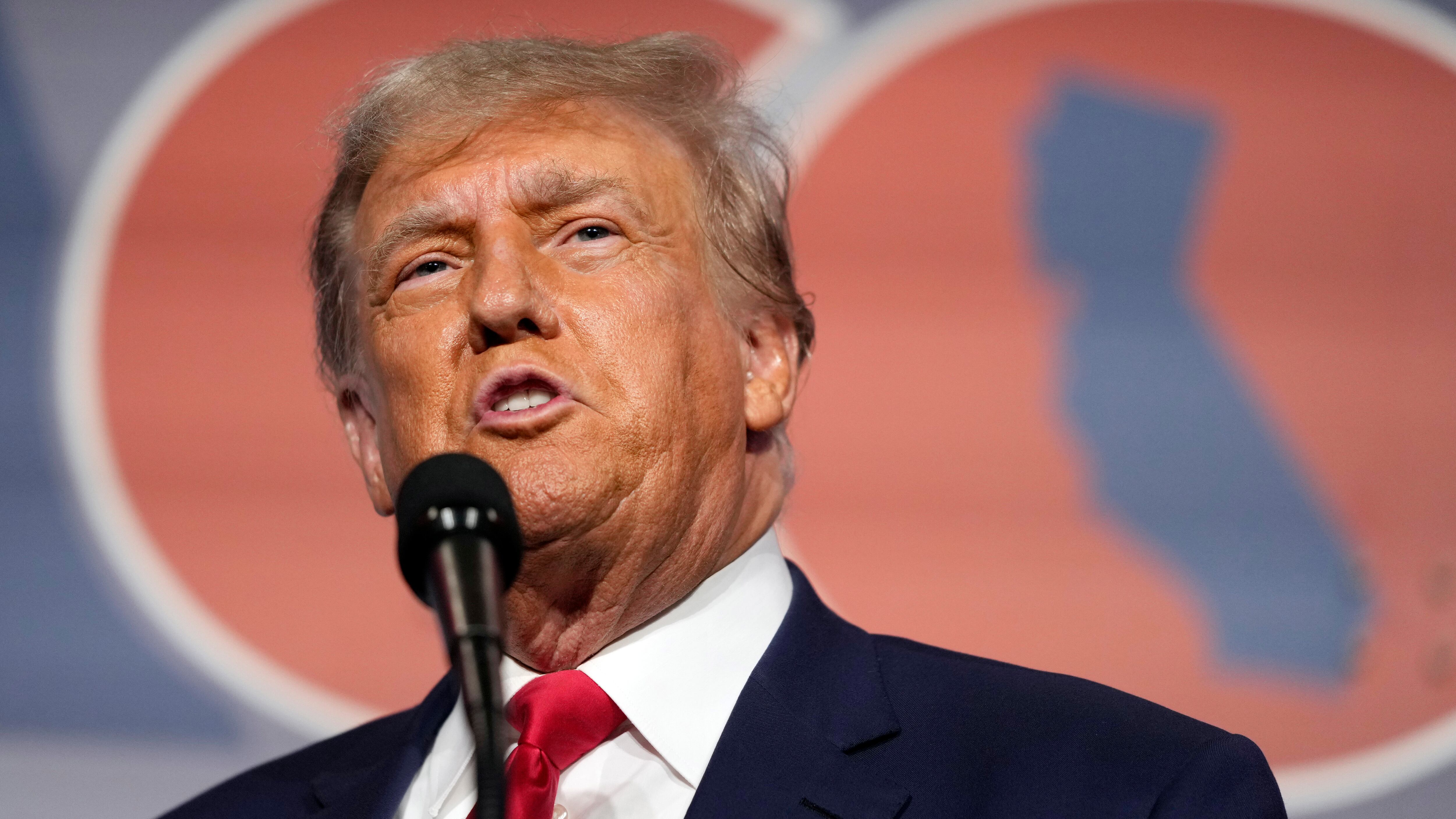 Trump in tribunale per l'ex pornostar. E cerca il grande show: "Testimonierò"