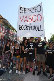 I fan di Vasco Rossi fuori la casa di Verrucchia 4