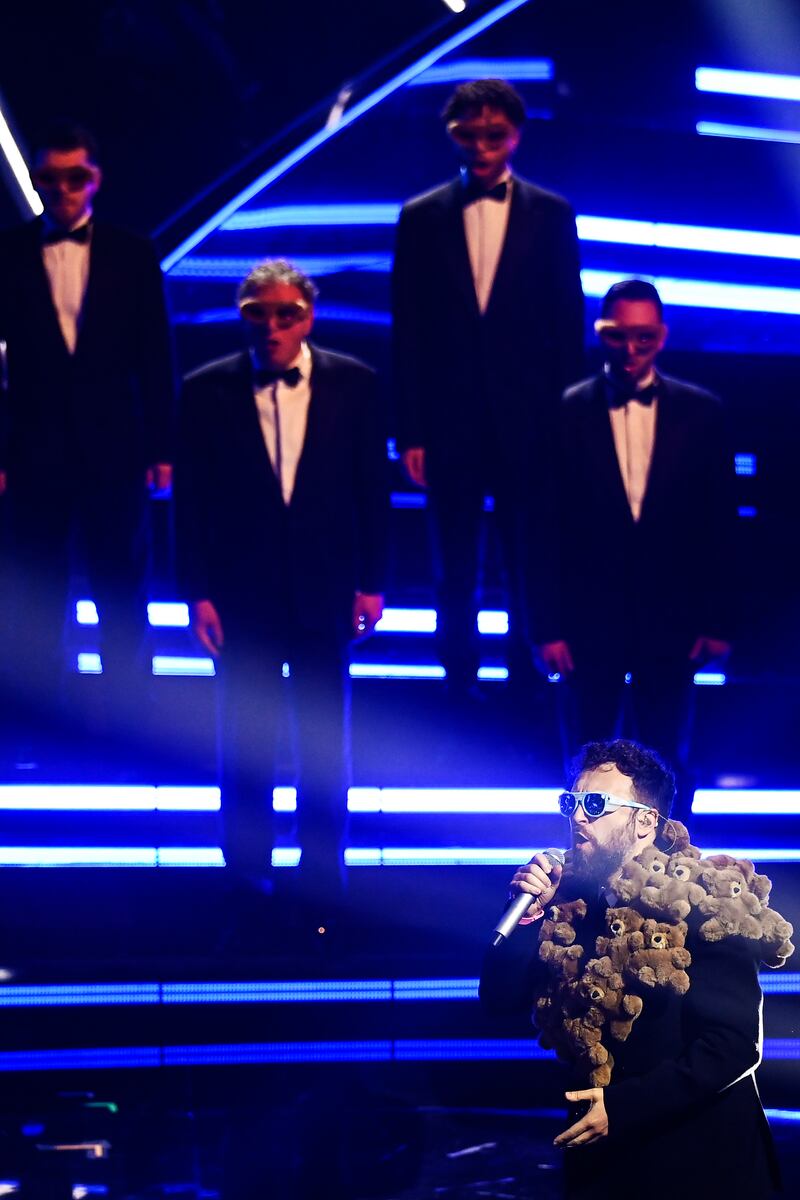Sanremo 2024: ecco il look della prima serata del Festival di Dargen D'Amico 1