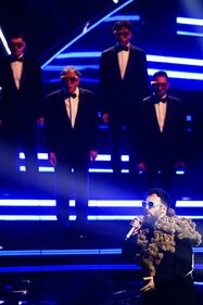 Sanremo 2024: ecco il look della prima serata del Festival di Dargen D'Amico 1