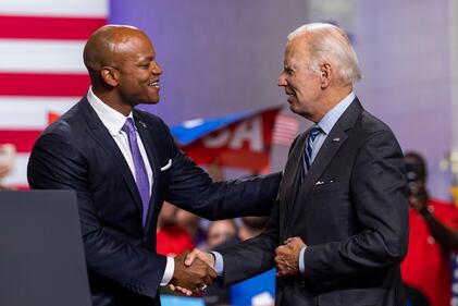 Wes Moore con Joe Biden: il neo-governatore del Maryland è il primo nero eletto nella carica