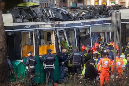Tram deragliato, le foto dei soccorsi 8