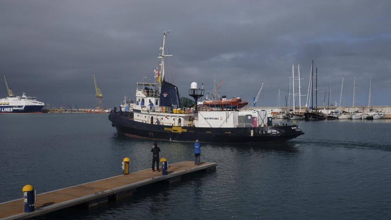Migranti, l'Ong ignora lo stop di Salvini. Blitz dei militari sulla Mare Jonio