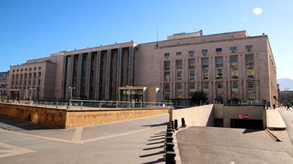 Falso finanziere passa dai varchi del Tribunale con una pistola in tasca