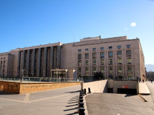 Falso finanziere passa dai varchi del Tribunale con una pistola in tasca
